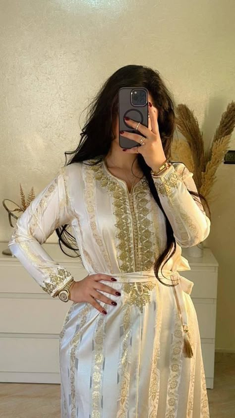 Moroccan Outfit, Caftan Simple, Morrocan Fashion, Algerian Clothing, Simple Bridesmaid Dresses, Moroccan Fashion, Fashion Sketches Dresses, Cute Dress Outfits, Sketches Dresses