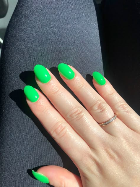 Neon green, almond-shaped nails Neon Green Oval Nails, Nail Ideas Neon Green, Lime Green Almond Nails, Neon Green Almond Nails, Almond Neon Nails, Like Green Nails, Green Almond Shaped Nails, Bright Green Nails, Summer Dip