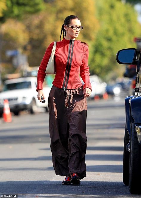 Parachute Pants Outfit, Bella Hadid Street Style, Bella Hadid Outfits, Bella Hadid Style, Fits Inspo, Hadid Style, Vogue Uk, Baggy Pants, Mode Ootd