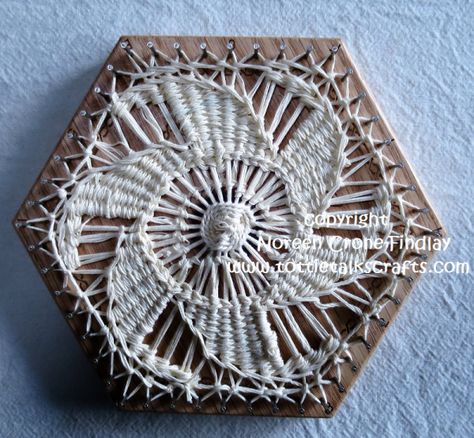 Hexagon Loom Weaving- Teneriffe Lace Starburst Motif on the 6 inch hexagon loom – Tottie Talks Crafts Blog Teneriffe Lace, Tenerife Lace, Circular Loom, Needle Weaving, Couture Beading, Pin Weaving, Hairpin Lace Crochet, Weaving Loom Projects, How To Weave