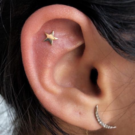 Star Flat Piercing, Star Tattoo On Ear, Gold Flat Piercing, Flat Back Piercing, Piercing Ideas Flat, Constalation Piercing, Flat And Helix Piercing, Flat Piercing Ears, Flat Piercing Jewelry