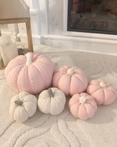 Light Pink Fall Aesthetic, Pink Fall Room Decor, Pink Fall Bedroom Decor, Fall Pink Aesthetic, Fall Aesthetic Pink, Pink Autumn Aesthetic, Day Bed Room, Pink Pumpkin Decor, Pink Halloween Aesthetic