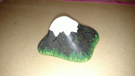 Triangle rocks make good mountains! Triangle Painted Rocks, Triangle Rock Painting Ideas, Pittsburgh Paint, Mountain Scenery, Fun Crafts To Do, Painted Rocks Diy, Paint Rock, Rock Painting Art, Pebble Painting