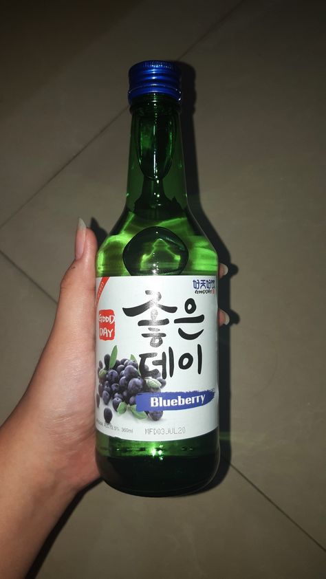 Soju Prank Picture, Soju Alcohol, Bra Photos, Moms Cooking, K Food, Artsy Photos, Alcohol Aesthetic, Friend Poses Photography, Boy Photography Poses