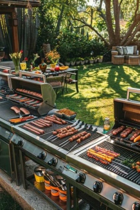 Barbecue avec plusieurs grils remplis de viandes variées et légumes, installé dans un jardin bien aménagé pour une fête d'anniversaire ou un mariage. House Design, How To Plan, Quick Saves, Design