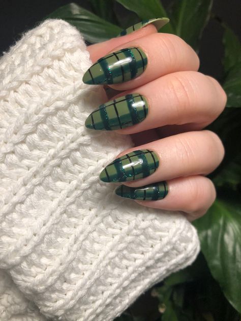 Plaid Nails Green, Green Plaid Nails, Gel Nails Autumn, Flannel Nails, Tartan Nails, Geeky Nails, Winter Christmas Nails, Plaid Nail Designs, Nails Autumn