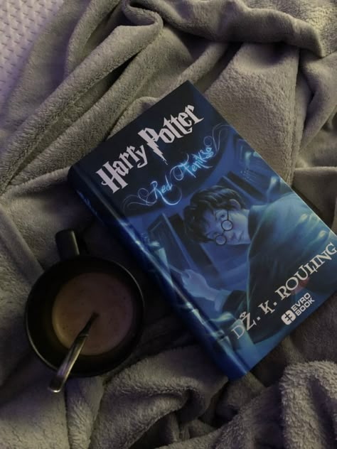 Harry Potter Book Aesthetic, Harry Potter Books Aesthetic, Potterhead Aesthetic, Harry Potter Vibe, Gakuen Handsome, Reading Motivation, Harry Potter Book, Books To Read Nonfiction, Harry Potter Love