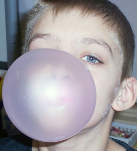 Gum Bubble, Photo Bubbles, Blowing Bubble Gum, Y2k Photos, Play Therapist, Blowing Bubbles, Photography Posing Guide, Bubble Balloons, Posing Guide