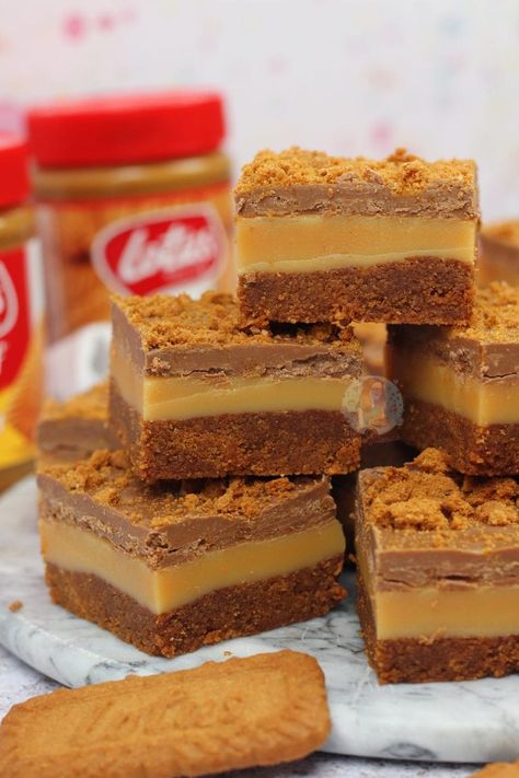 Biscoff Millionaires, Millionaires Shortbread, Biscoff Recipes, Janes Patisserie, Biscoff Biscuits, Tray Bake Recipes, Slices Recipes, Sweet Treats Recipes, Chocolate Topping