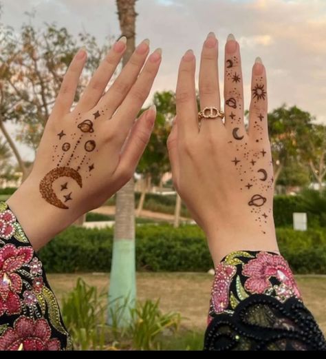 Minimalistic Mehendi Designs Palm, Moon Henna Design, Aesthetic Mehandi, Moon Henna, Aesthetic Mehndi, Palm Henna Designs, Small Henna Designs, Cute Henna Designs, Henna Style Tattoos