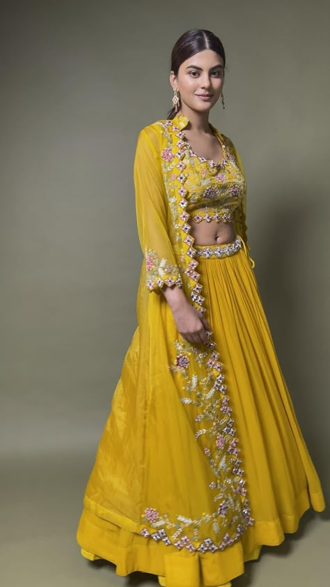 Haldi Outfit With Shrug, Haldi Choli For Bride, Marrige Wear Dresses For Women, Haldi Ceremony Outfit For Groom Sister, Haldi Dresses For Bride, Reception Dress Indian For Sister, Pithi Outfit Brides, Haldi Dress Ideas For Bride, Haldi Ceremony Outfit For Bride Unique