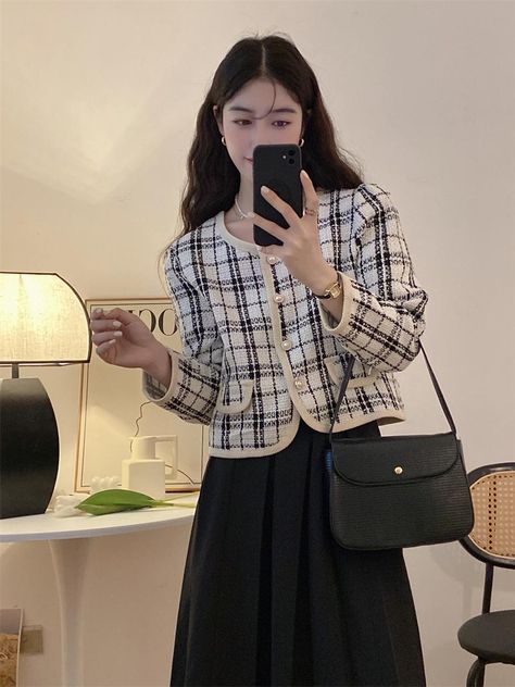 Jaket Wanita Terbaru Korean Style Outer Crop Jacket Lengan Panjang cardigan hitam Outer Korea, Ootd Outer, Ootd Cardigan, Cardigan Korean Style, Outer Cardigan, Cardigan Crop, Cropped Cardigan, Crop Jacket, Korean Fashion