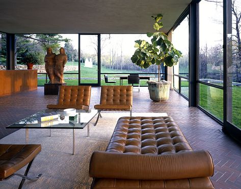 Mies van der Rohe furniture serves as the primary décor of choice for the Philip Johnson Glass House Glass House Philip Johnson, Barcelona Chairs, Philip Johnson Glass House, Farnsworth House, Heart Place, Philip Johnson, Interior Design Per La Casa, Van Der Rohe, Modern Architecture House