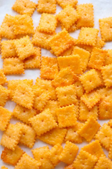 These homemade cheese crackers or cheez-its are made with just 4 simple ingredients and tastes even better than store-bought! Homade Cheezits, Cheese Its Recipe Homemade, Home Made Cheese It’s, Cheeze Itz, Homemade Cheese Its, Easy Cheese Crackers, Sweet Potato Crackers, Homemade Cheez Its, Healthy Sugar Cookies