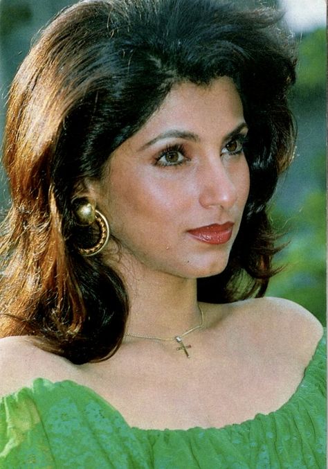 Dimple Kapadia Dimple Kapadia, Bollywood Retro, Rajesh Khanna, Bollywood Pictures, Retro Bollywood, Bollywood Cinema, Bollywood Hairstyles, Hair Techniques, Vintage Bollywood