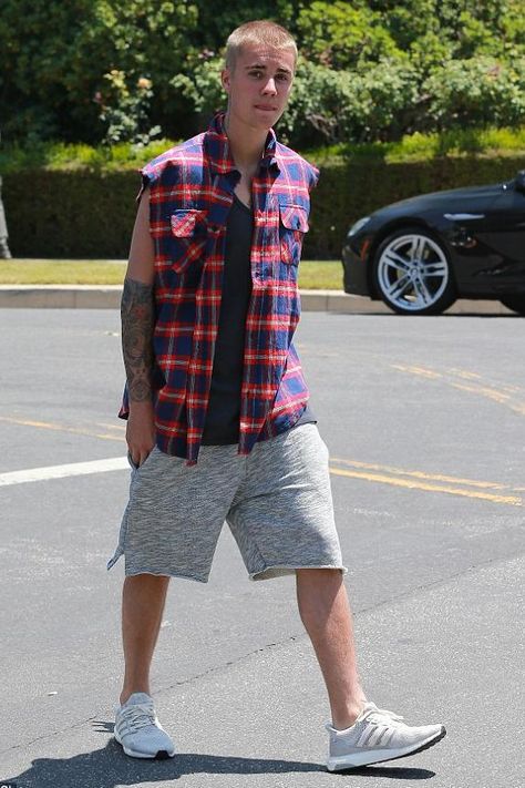 Justin Bieber wearing Onemeth Terry Shorts in Grey, Fog Sleeveless Flannel Shirt and Adidas Nmd R1 in Talc/Off White Sleeveless Flannel Outfit, Flannel And Shorts Outfits, Flannel With Shorts, Adidas Men Outfit, Sleeveless Flannel, Flannel Outfits Summer, Flannel Outfits Fall, Flannel Outfits Men, Celebrity Style Men