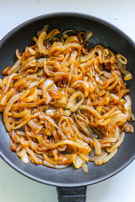 How to Make Quick Caramelized Onions (Easy & Fast Recipe) Low Carb Freezer Meals, Caramelised Onion Tart, Caramelized Onions Recipe, Smothered Pork, Carmelized Onions, Onion Tart, Wholesome Yum, Low Carb Side Dishes, Lchf Recipes