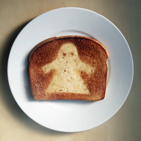 How to Make Ghost Toast Ghost Toast, Halloween Toast, Halloween Food Mummy, Scary Halloween Treats, Halloween Recipes Food, How To Make Ghosts, Halloween Treats Recipes, Fun Halloween Recipes, Halloween Cooking