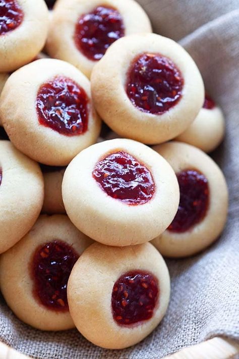 Raspberry thumbprint cookies using jam. Thumbprint Cookies Christmas, Cookies Thumbprint, Small Cookies, Raspberry Thumbprint Cookies, Jam Thumbprint Cookies, Best Christmas Cookie Recipe, Thumbprint Cookies Recipe, Rasa Malaysia, Jam Cookies