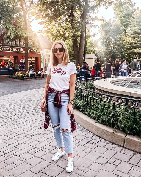 What to wear to an amusement park in the fall: Levi's t-shirt, flannel tied around the waist, mom jeans, and converse. Flannel Around Waist Outfit Summer, Mom Jeans With Flannel Outfit, Flannel Shirt Around Waist Outfits, Flannel And High Waisted Jeans, Disney Flannel Outfit, Disneyland Winter, Flannel Tied, Theme Park Outfit Summer, Amusement Park Outfit