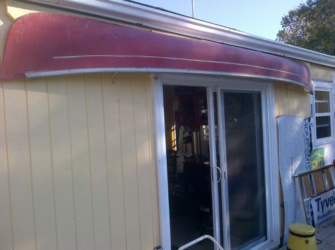 split an old unused fiberglass canoe in half down th emiddle to make an little awning at the lake. I still got the oterh half to use somewhere else around the palce. Repurposed Canoe, Canoe Awning, Canoe Ideas, Cottage Build, Trailer House, Car Furniture, Cabin Exterior, Lake Decor, Old Boats