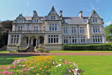 Julian Hodge's house, Ty Gwyn, Lisvane, Cardiff is up for sale. English Country House Bedroom, Edwardian Architecture, English Houses, Mansion Exterior, English Manor Houses, Stately Homes, Historic Mansion, Modern Mansion, Mansions Luxury