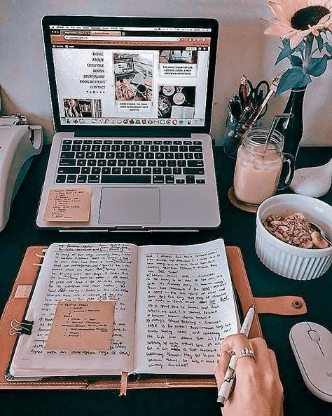 Studying Pictures Aesthetic, Aesthetic Studying Pictures, Aesthetic Writing, School Goals, College Aesthetic, School Organization Notes, Study Board, Study Organization, Studying Life