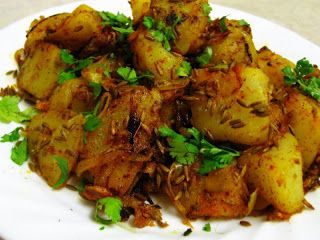 aloo jeera Batata Bhaji, Masala Aloo Recipe, Jeera Aloo, Fried Potatoes Recipe, Aloo Recipes, Quick Dishes, Cumin Seeds, Desi Food, Pakistani Food