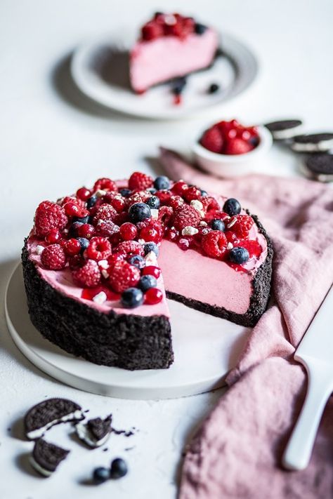 La crème de ce cheesecake aux fruits rouges est mousseuse, ce qui rend ce gâteau plus léger. En quelque sorte, car n’oublions pas qu’il y a quand même du Cream Cheese dedans ! ^^  Pour la base biscuitée, vous pouvez prendre des sablés natures ou chocolat. J’ai choisi l’option Oréo car je trouve le contraste du noir avec la crème rose super joli. Cheesecake Fruits Rouges, Cheesecake With Berries, Cheesecake Fruit, Healthy Cheesecake, French Cake, Elegant Food, Elegant Birthday Cakes, Thermomix Desserts, Cheesecake Cake