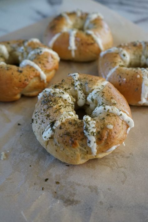 Viral Garlic Bread Stuffed Bagel- a twist on the viral garlic bagels taking over the west coast by storm! - @SOFLOFOOODIE Garlic Bagels, Stuffed Bagels, Homemade Garlic Butter, Best Bagels, Savory Dishes, Soften Cream Cheese, Chicken Dishes Recipes, Instant Yeast, Garlic Butter