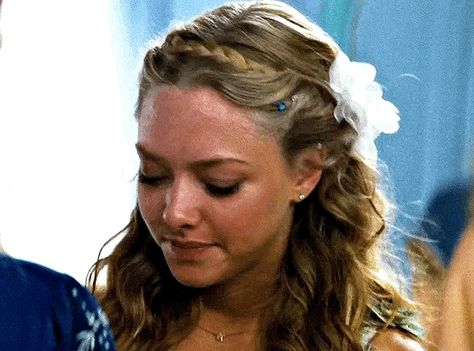 Amanda Seyfried Gif Mama Mia, Amanda Seyfried Curly Hair, Mama Mia Hair, Sophie Mamma Mia, Mamma Mia Wedding, Banner Gifs, Julie Walters, Discord Banner, Mama Mia