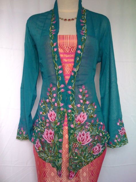 Traditinal Nonya Kebaya costume Batik Design Ideas, Kebaya Nyonya, Indonesian Kebaya, Dress Kebaya, Modern Kebaya, Batik Kebaya, Kebaya Dress, Indonesian Batik, Batik Design