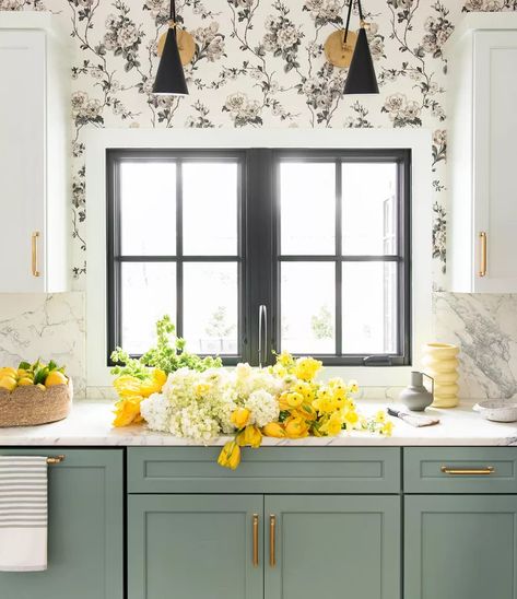 This kitchen is giving us French countryside vibes with this wallpaper and a sink full of florals. One takeaway we're noting from this kitchen is the use of a floral printed wallpaper with sage green countertops. Terrazzo Backsplash, Kitchen Wallpaper Ideas, Statement Kitchen, Sage Green Kitchen, Charcoal Wallpaper, House Wallpaper, Green Kitchen Cabinets, Beautiful Kitchen Designs, Wallpaper Inspiration