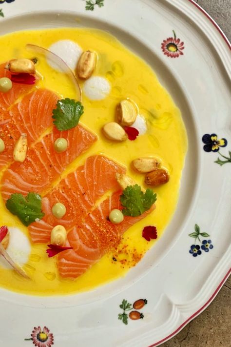 Salmon Appetizer Fine Dining, Salmon Seviche Recipes, Salmon Dishes Fine Dining, Fancy Bar Food, Salmon Crudo Recipes, Salmon Tiradito, Salmon Plating, Seviche Recipes, Raw Fish Recipes