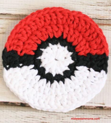 Pokeball Coaster Crochet, Crochet Pokemon Pattern, Pokeball Crochet Pattern, Crochet Coaster Patterns, Pikachu Crochet, Coaster Patterns, Pokemon Crochet, Coasters Diy, Crochet Pokemon