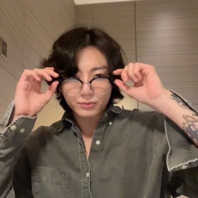 jungkook lover 🧑‍🚀 on Twitter: "jungkook wearing glasses 🥰 https://t.co/MHe3bB7pO9" / Twitter Jungkook Glasses, Square Pic, Jeongguk Jeon, Taehyung Selca, Jungkook Selca, Wearing Glasses, Celebrity Art, Jimin Jungkook, Jungkook Cute