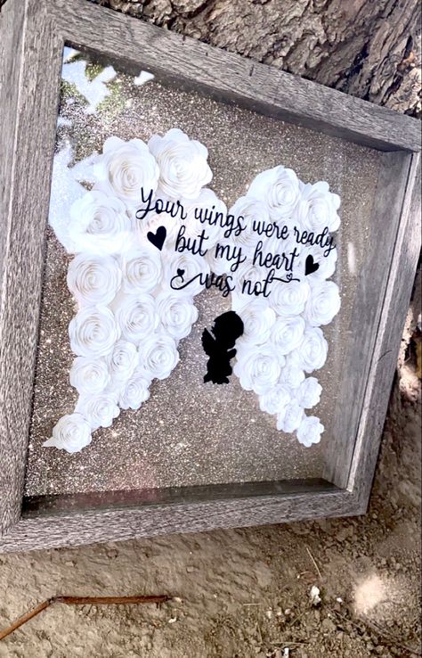 Shadow Box Frames Ideas, Cricut Frames, Paper Wreath Diy, In Loving Memory Gifts, Shadow Box Gifts, Paper Flowers Diy Easy, Diy Lace Ribbon Flowers, Rolled Paper Flowers, Flower Shadow