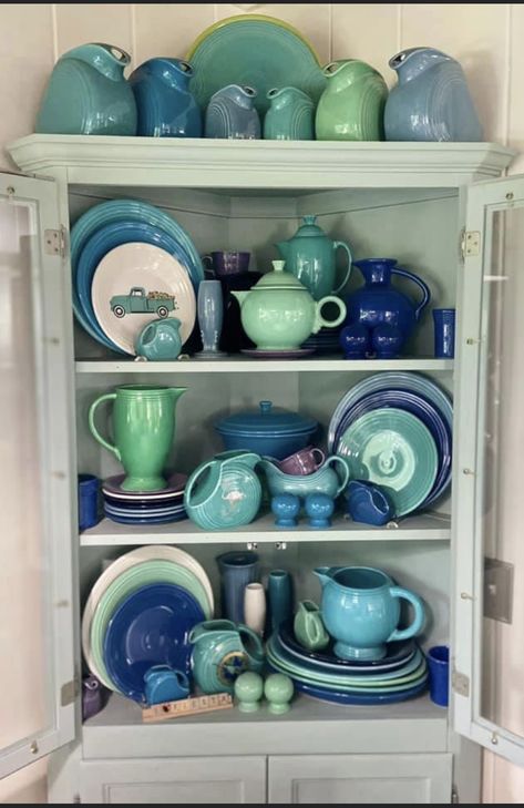 Fiesta Dishes Display, Fiesta Display Cabinet, Vintage Dish Display, Fiestaware Display Ideas, Fiesta Ware Color Combinations, Decorating With Fiestaware, Fiesta Ware Display, Fiestaware Combinations, Fiestaware Color Combinations