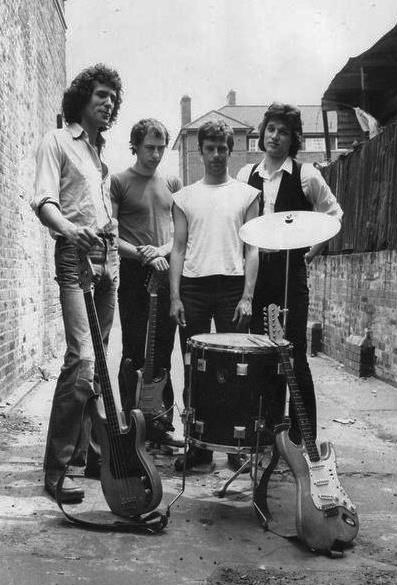 Dire Straits, possibly in Newcastle where Mark Knopfler is from! 80s Musicians, Dire Straits, Mark Knopfler, Oldies Music, Musica Rock, British Rock, Music Photo, Rock Legends, Pop Rock