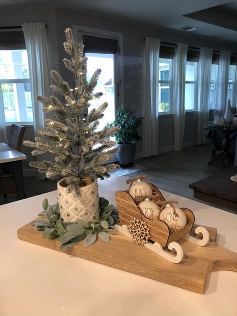 White Wonderland Christmas Decor, Christmas Decor Centerpiece Ideas, Farmhouse End Table Decor, Santa Ideas, Decor 2023, Holiday Inspo, Christmas Tray, Cozy Christmas Decor, Christmas Table Centerpieces