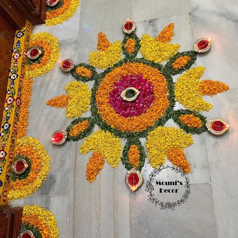 Devali Rangoli With Flowers, Flower Rangoli Designs Simple Diwali, Dipawali Rangoli Designs Latest, Flower Pokalam, Rangoli Designs Flower Simple, Simple Flower Rangoli Diwali, Flower Decoration For Pooja, Floral Rangoli, Pookalam Design