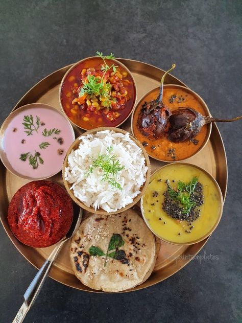 Pithla Indian Food Plating, Gourmet Food Plating, Eggplant Curry, Beans Curry, Gujarati Recipes, India Food, Vegetarian Options, Food Platters, Eat Local