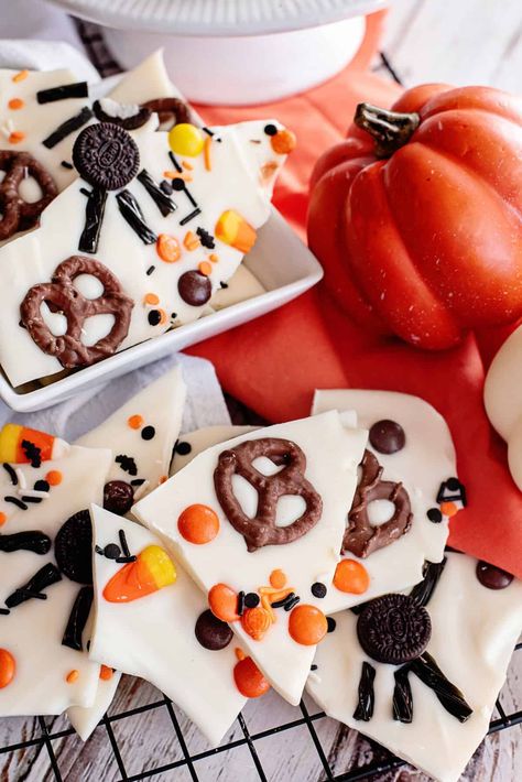 Ghost Chocolate Bark, Halloween Chocolate Bark Recipes, Frozen Yoghurt Bark, Frozen Yougart Bark Recipe, Yogurt Bark Recipe Frozen, Halloween Bark Recipes, Leftover Halloween Candy Cookie Bars, Halloween Bark, Yogurt Bark Recipe