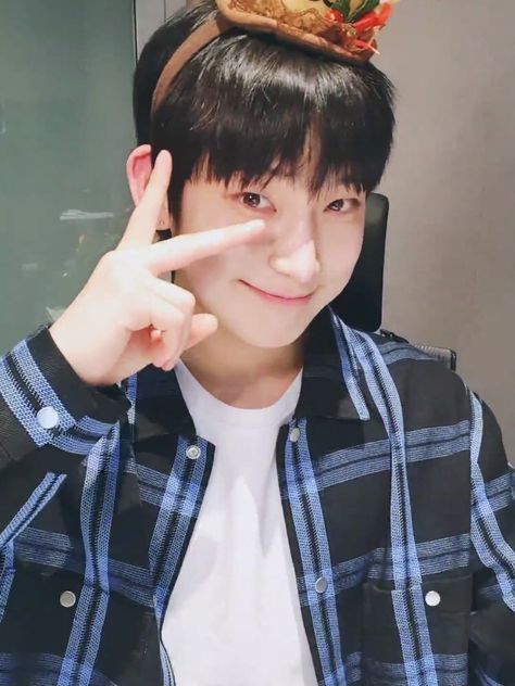 Reference Peace Sign Pose, Peace Sign Pose Reference Male, Peace Sign Pose Reference Photo, Sunoo Peace Sign, Peace Sign Reference Pose, Pose Reference Peace Sign, Peace Sign Pose Reference Drawing, Peace Sign Reference, Peace Sign Pose Reference