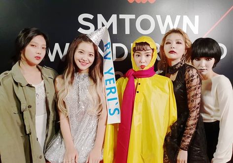 SMTOWN WONDERLAND 2018 Red Velvet on Halloween Joy, Yeri, Irene, Seulgi, Wendy (Yeri is a Hershey Kiss AWEEE) (JOY might be going as a character from “The Wailing” (a Korean film). I don’t know exactly 😂) Red Velvet Smtown, Kpop Halloween, Sm Town, Kim Yerim, Fantasias Halloween, Red Velvet Irene, Girl Cakes, Kpop Girl Groups, Korean Singer