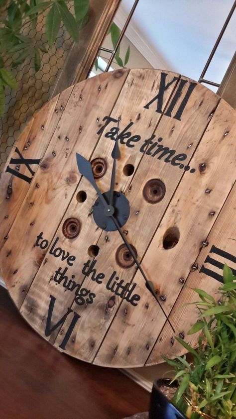 Wooden Spool Projects, Modern Wall Clock Design, Küchen In U Form, Spool Furniture, Spool Tables, Clock Wood, Wood Spool, Wall Clock Design, Wooden Spools