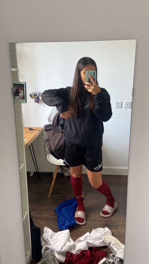 Winter Soccer Outfits, Soccer Practice Outfits, Netball Outfits, Soccer Fits, Boys Attitude Pics Hd, Girls Soccer Cleats, Soccer Season, Soccer Inspiration, Soccer Outfits