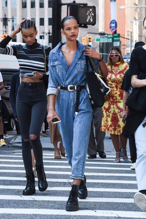 Denim Jumpsuit Outfit Black Women, Denim Street Style, Moda Denim, Style Casual Chic, Mom Jeans Outfit, Salopette Jeans, Moda Streetwear, All Jeans, Fall Denim