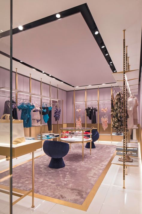 Baciocchi Associati upsizes luxury lingerie and fashion brand La Perla’s boutique on the city’s most fashionable street. Lingerie Store Design, Butik Design, Display Visual Merchandising, Fashion Store Design, A Clothing Store, Clothing Store Interior, Clothing Store Design, Store Design Boutique, Boutique Interior Design