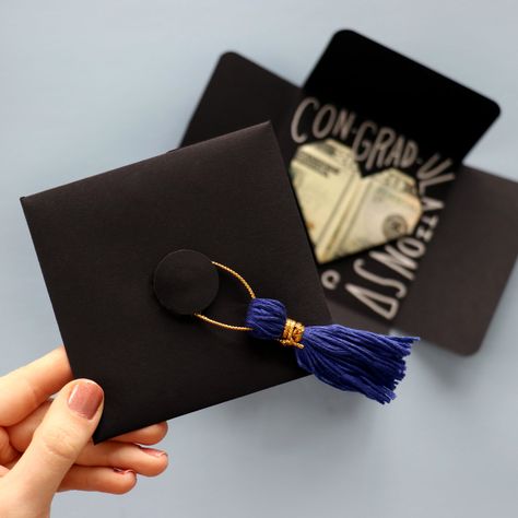 Handmade Graduation Gift Ideas, Graduation Gift Ideas Homemade, Graduation Return Gift Ideas, Money For Graduation Gift Creative, Cheap Graduation Gift Cap, Graduation Present Ideas, Diy Graduation Tassel Ornament, Diy Graduation Gift, Graduation Cap Images